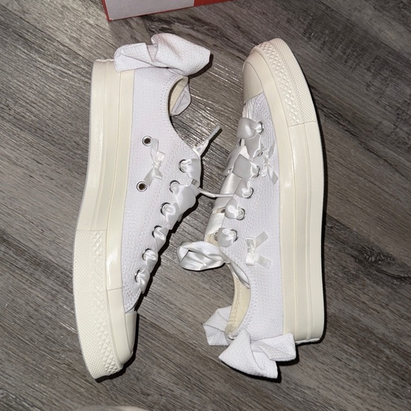 Converse with Bows - Picture 2 of 6
